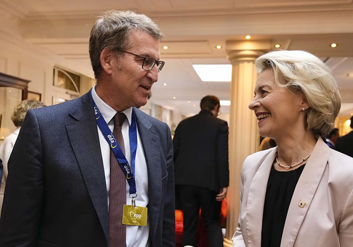 El presidente del PP, Alberto Núñez Feijóo, junto a la presidenta de la Comisión Europea, Ursula von Der Leyen
