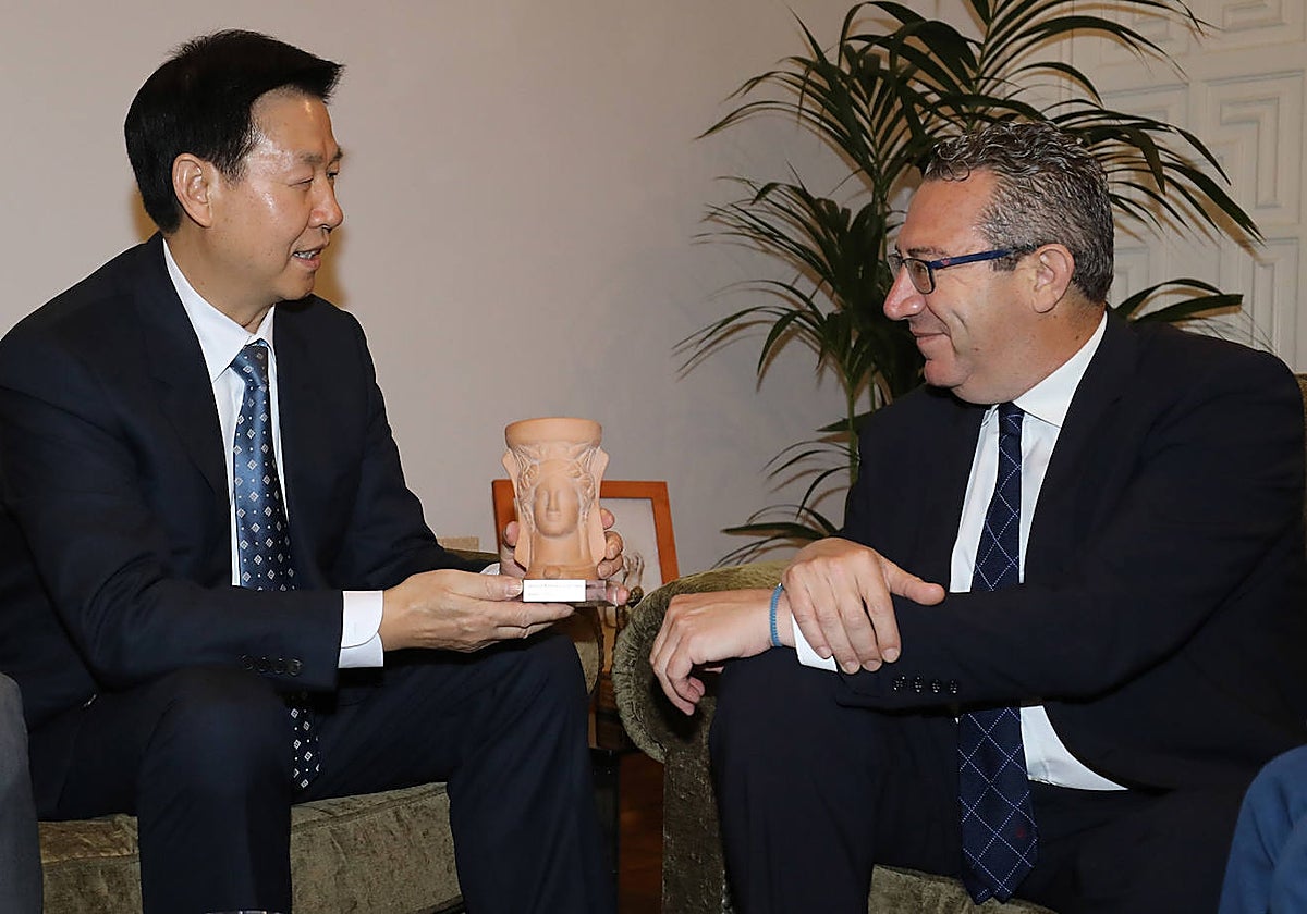 El presidente de la Diputación de Alicante junto a uno de los miembros de la delegación china