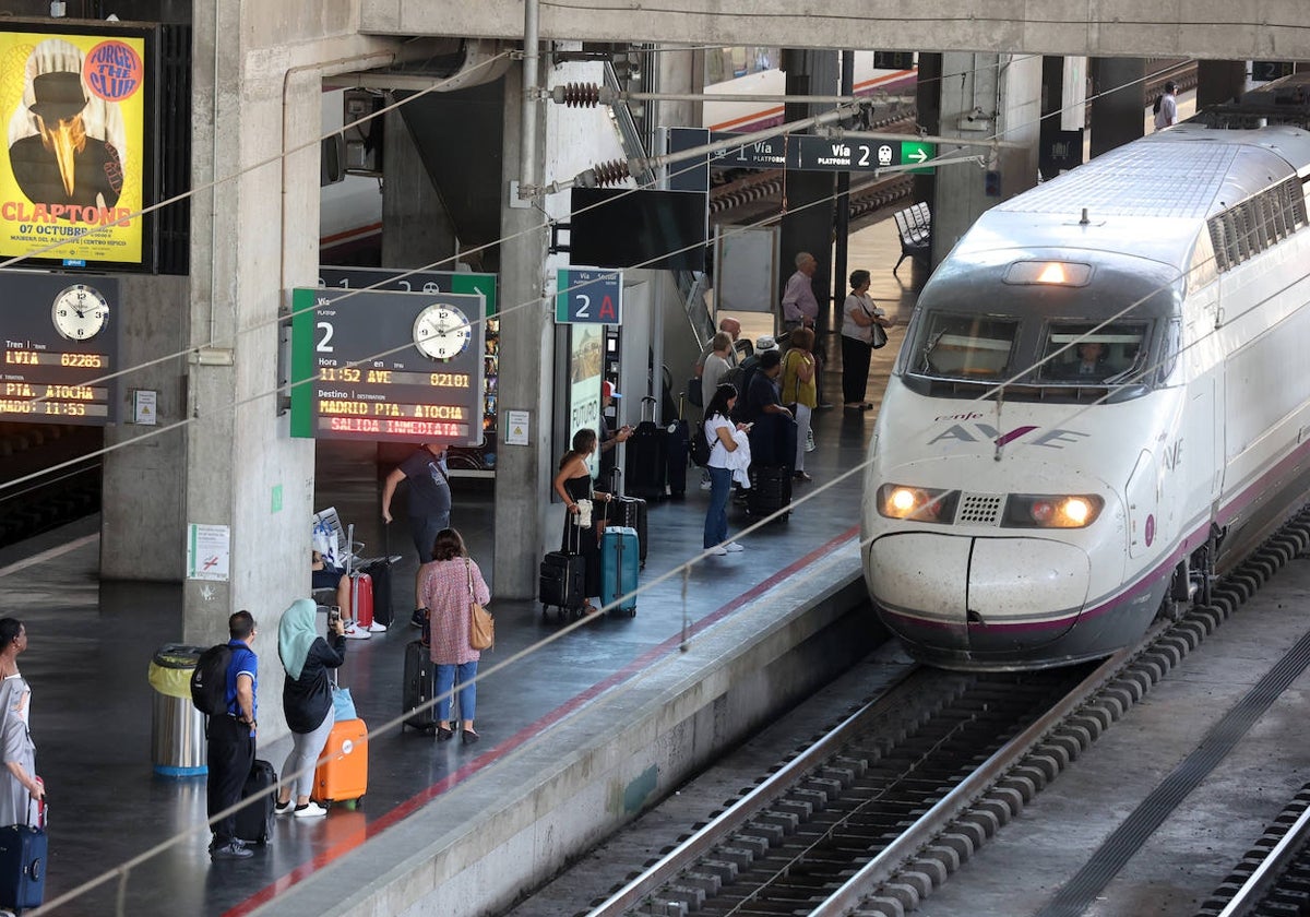 Imagen de un AVE parado en la estación de Córdoba