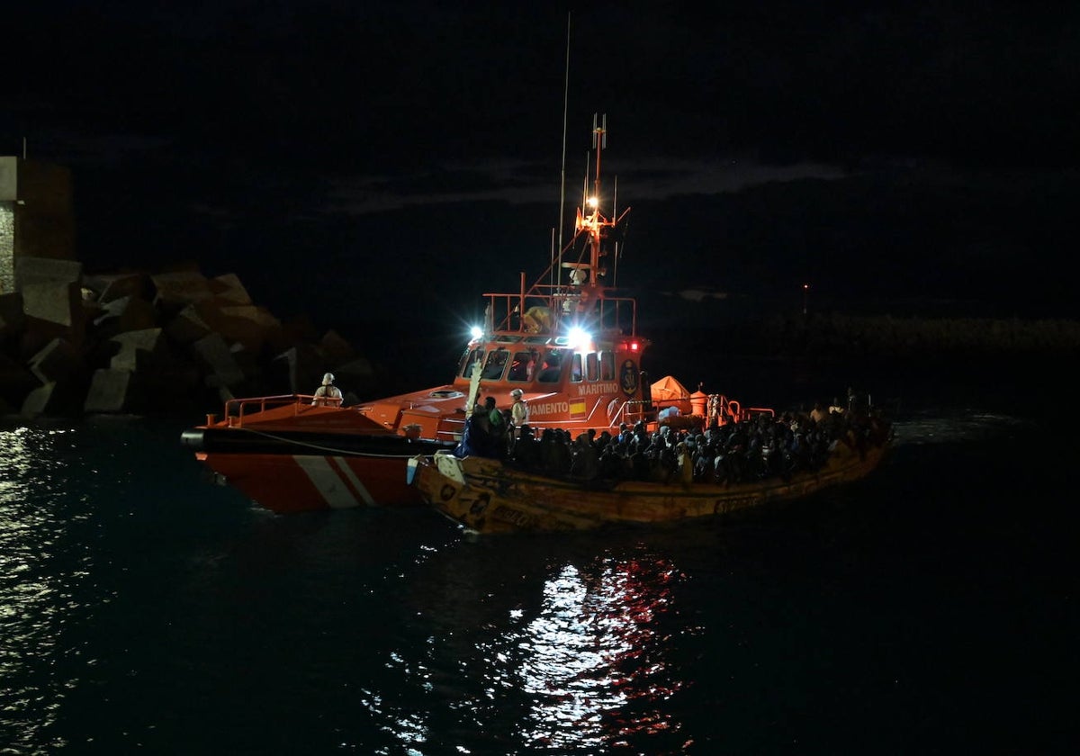 Salvamento Marítimo y Guardia Civil rescatan dos cayucos en El Hierro la noche del jueves al viernes