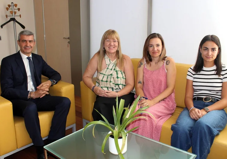 Álvaro Gutiérrez con la alcaldesa de San Pablo de los Montes, Eva García, junto a las concejalas Patricia Gómez y Cristina Díaz