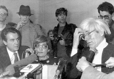 El día que Andy Warhol descubrió Madrid y se convirtió en padrino de la 'Movida'