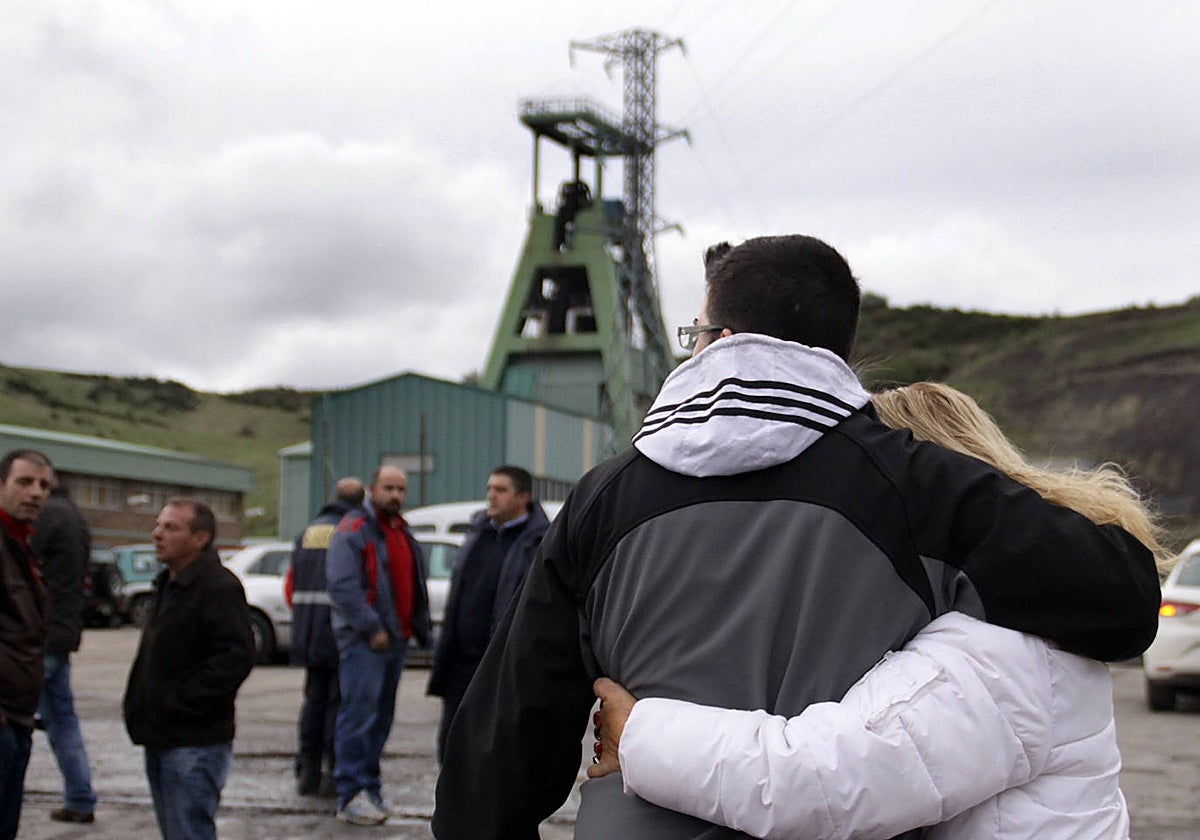 Amigos y familiares de los mineros fallecidos en el pozo Emilio del Valle, el día del fatal accidente en 2013