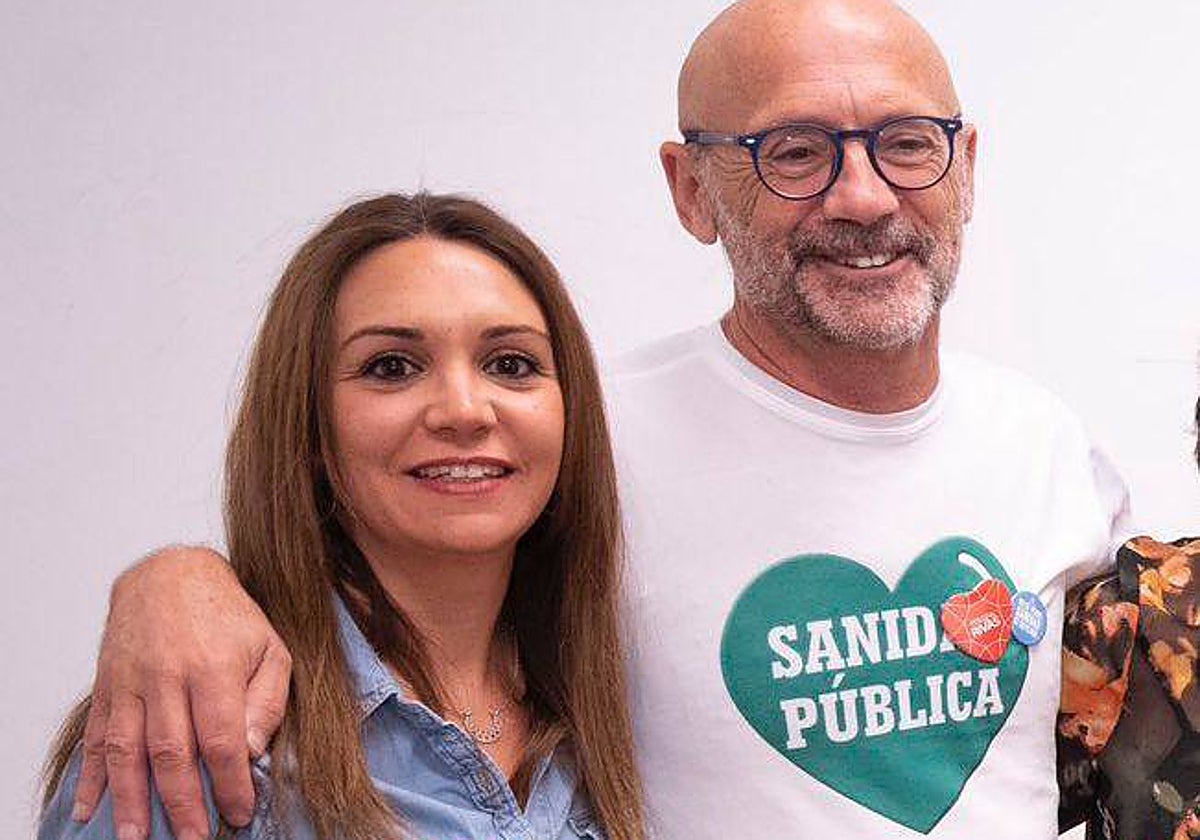 La alcaldesa de Rivas, Aida Castillejo, con el portavoz de la plataforma por la sanidad pública de Rivas