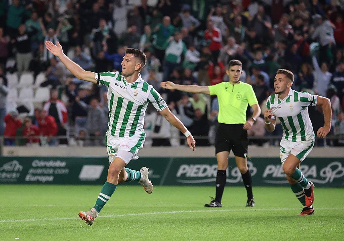 Alberto Toril celebra su gol durante el partido ante el Recreativo de Huelva