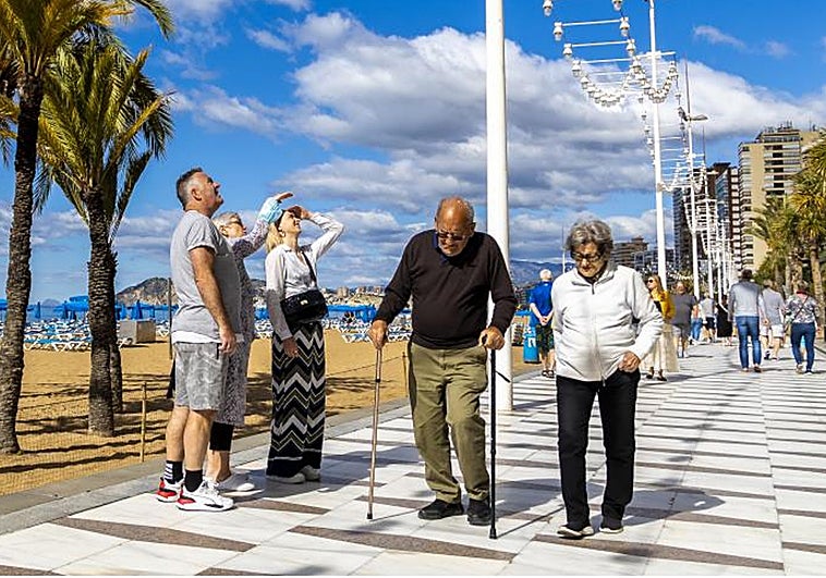 Imagen de archivo de unos turistas del Imserso en Benidorm