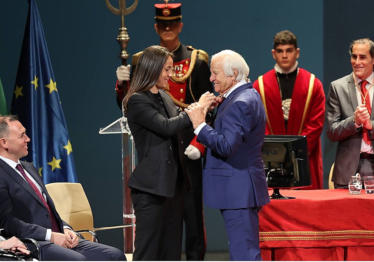 La futbolista Rocío Gálvez coloca la medalla al Cordobés