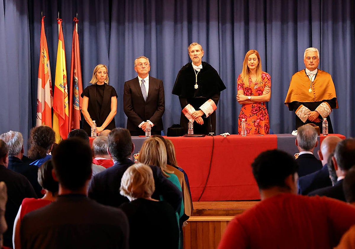 Pérez Mateos, Ginés Clemente y Aitana Hernando, durante la inauguración