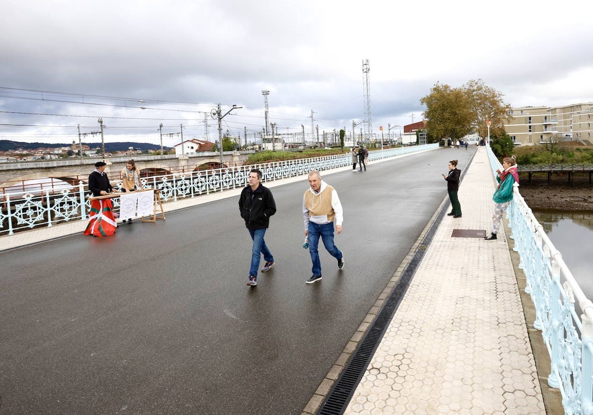 Varios ciudadanos pasean este lunes por el puente que une Irún con Hendaya