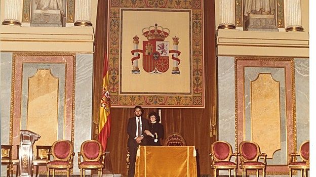 Dos ujieres del Congreso en el hemiciclo en 1986