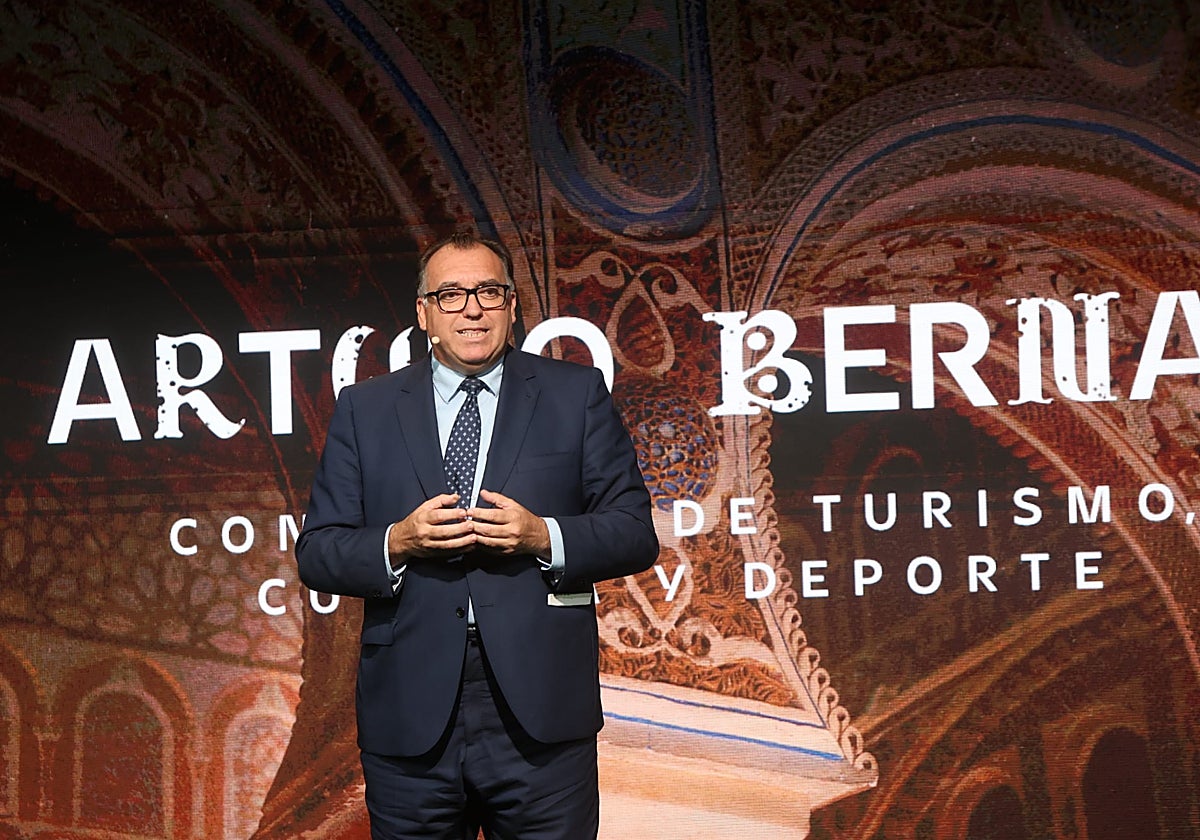 El consejero de Turismo, Cultura y Deporte, Arturo Bernal, este lunes en la presentación de la campaña