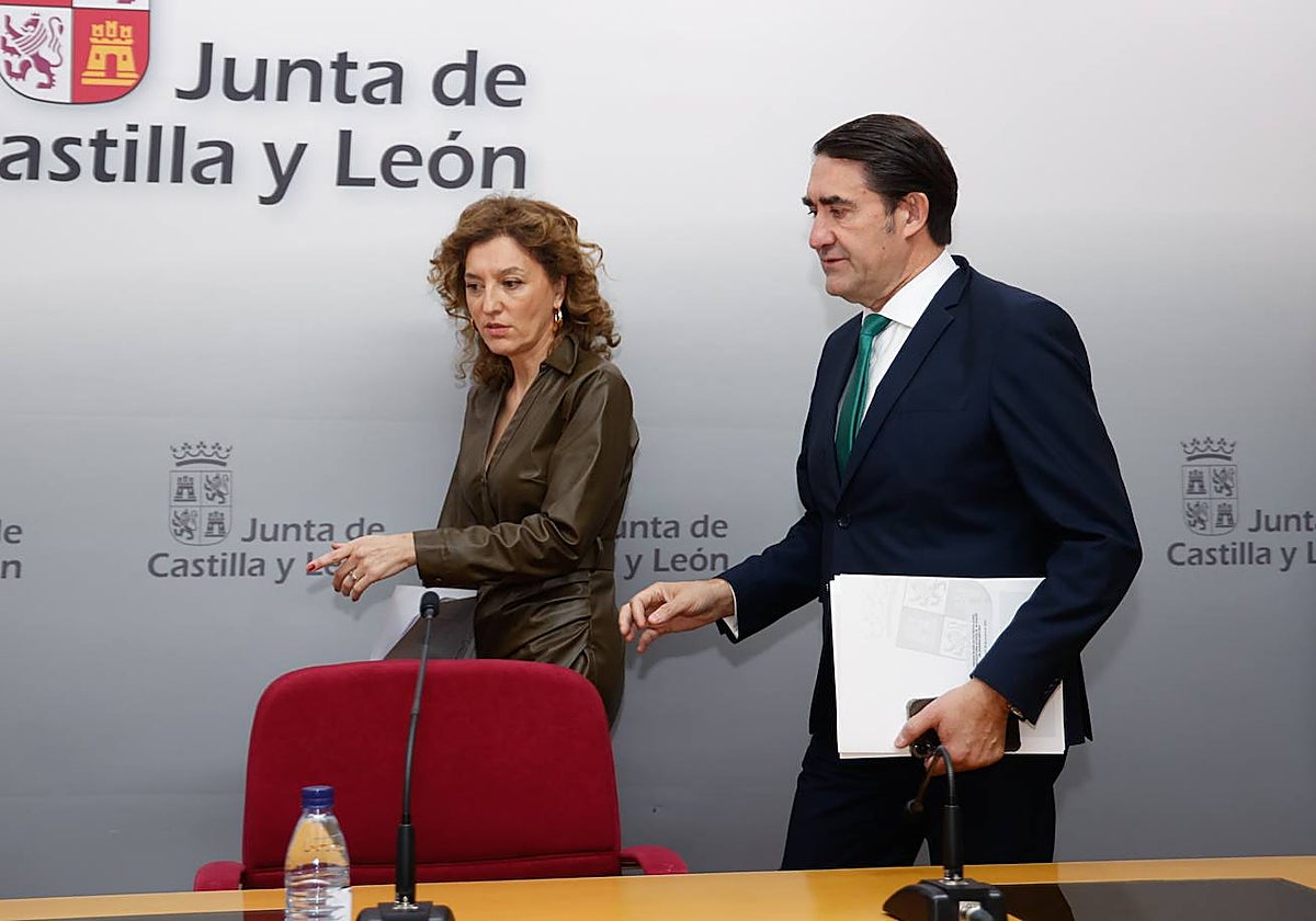 El consejero presenta los datos de las ayudas al alquiler de la Junta junto a la directora general de la Vivienda