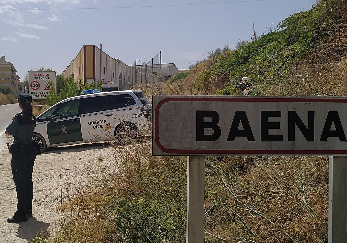 Una agente de la Guardia Civil en una entrada a la localidad de la Campiña