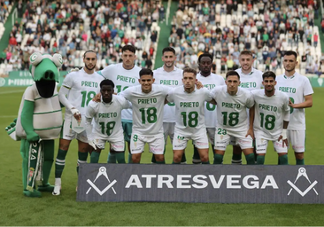 Así fue el emotivo minuto de silencio en homenaje a Álvaro Prieto en el Córdoba - Recreativo de Huelva
