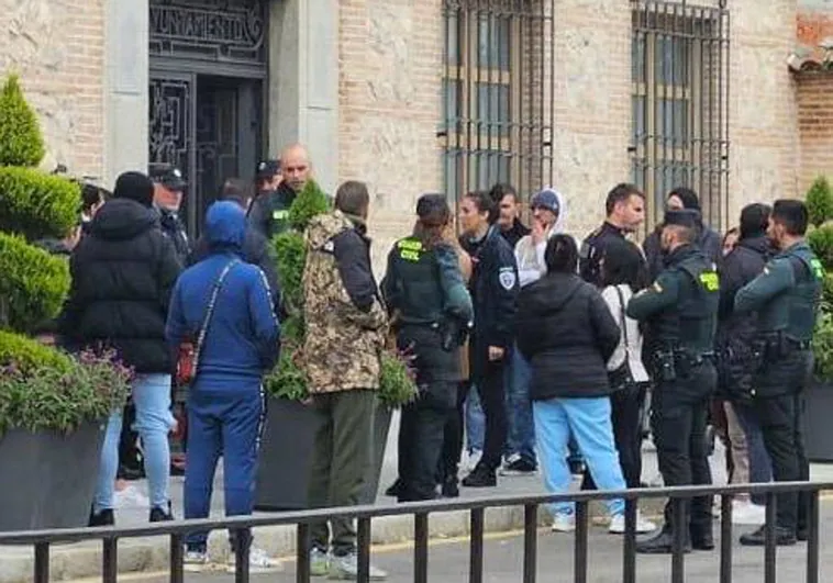 Los okupas, a la entrada del ayuntamiento, fueron desalojados por agentes de la Policía Local