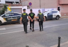 Dos detenidos con una orden de alejamiento entre sí por robar una cartera y usar las tarjetas en Alicante