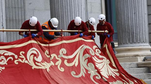 Trabajadores colocan la histórica marquesina, de 1902, en la fachada principal del Congreso