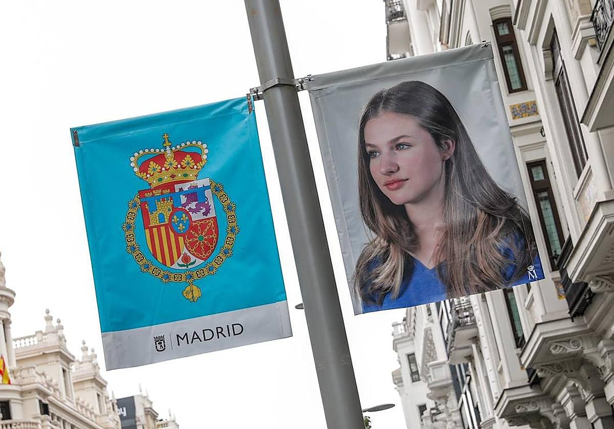 El Ayuntamiento de Madrid ha colocado marquesinas y mupis con motivo de la jura de la Princesa Leonor
