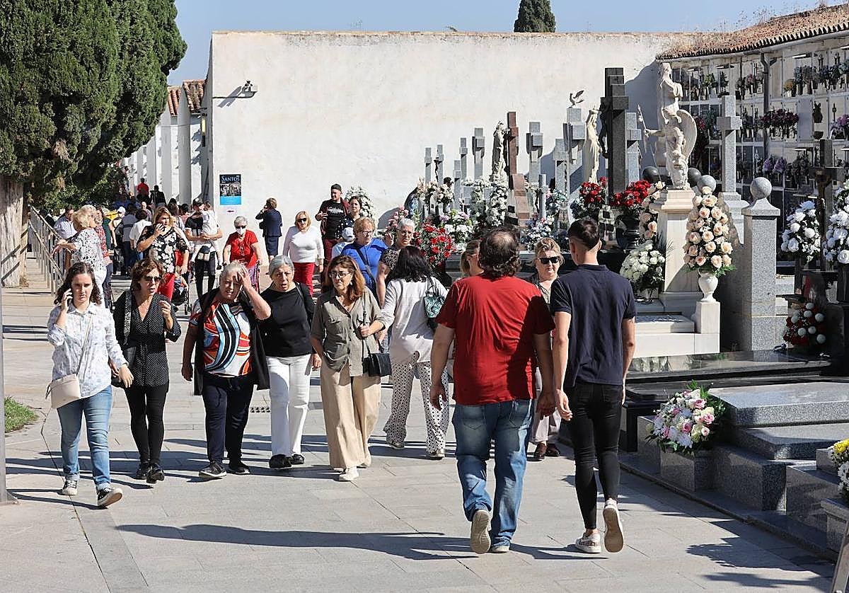 Cordobeses en el cementerio de San Rafael el 1 de noviembre de 2022