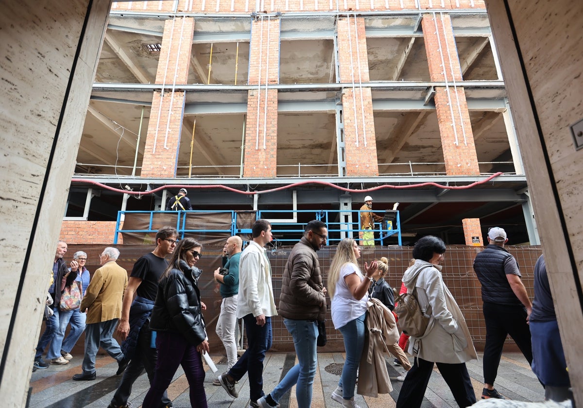 Peatones por la calle Jesús María del Centro comercial de Córdoba