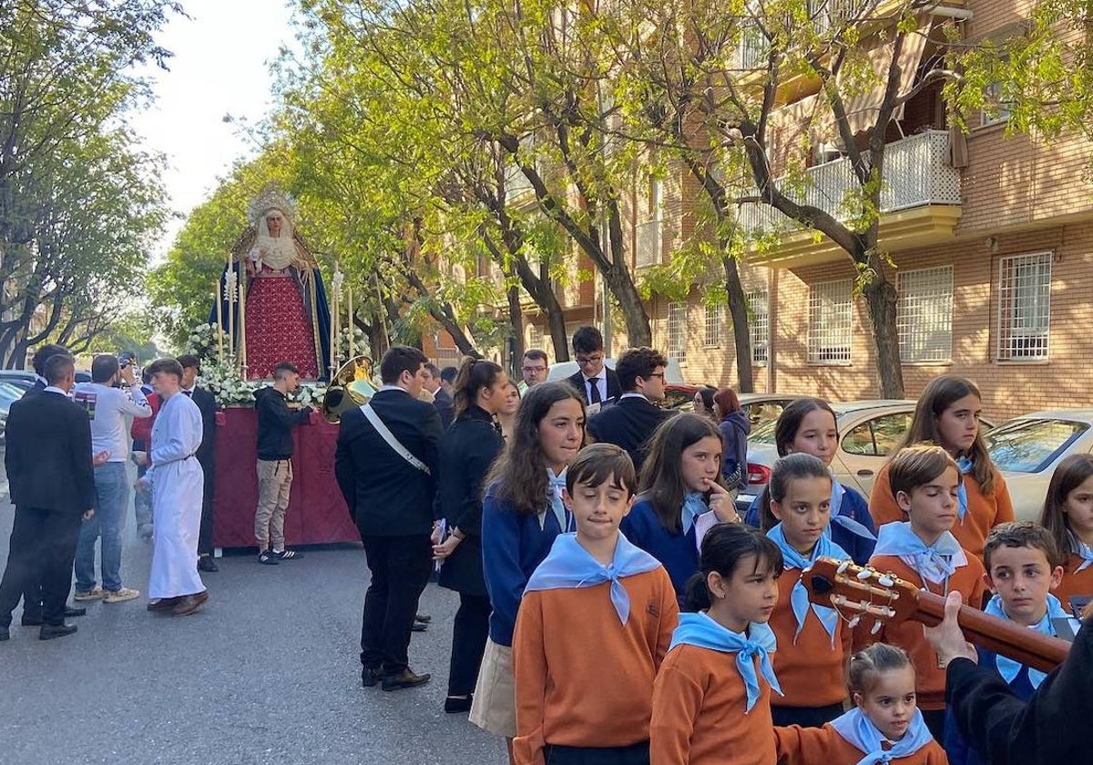 La Virgen de la Victoria, en su rosario por el Parque Azahara