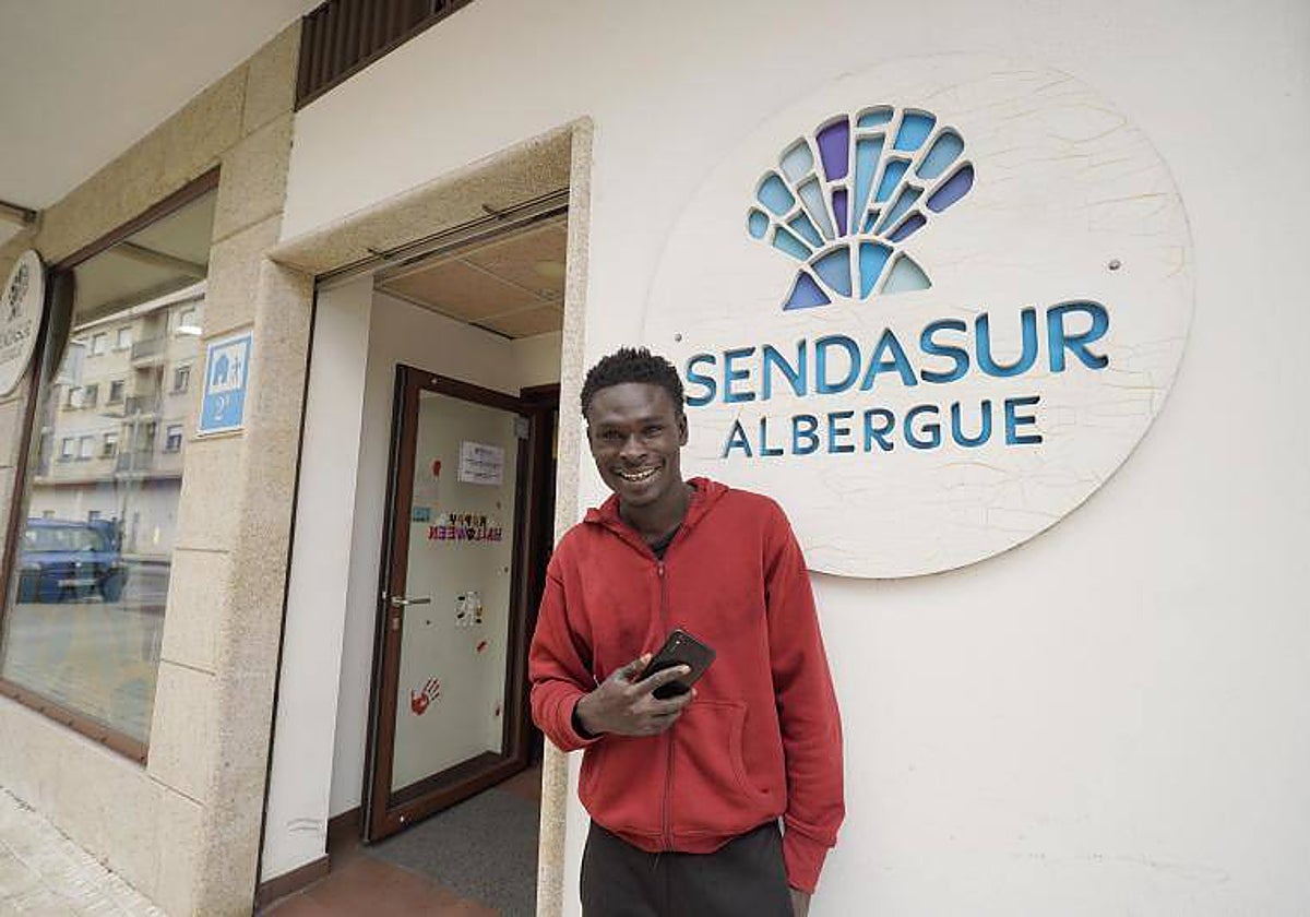 Un inmigrante, el martes, ante el albergue de Porriño en el que se aloja