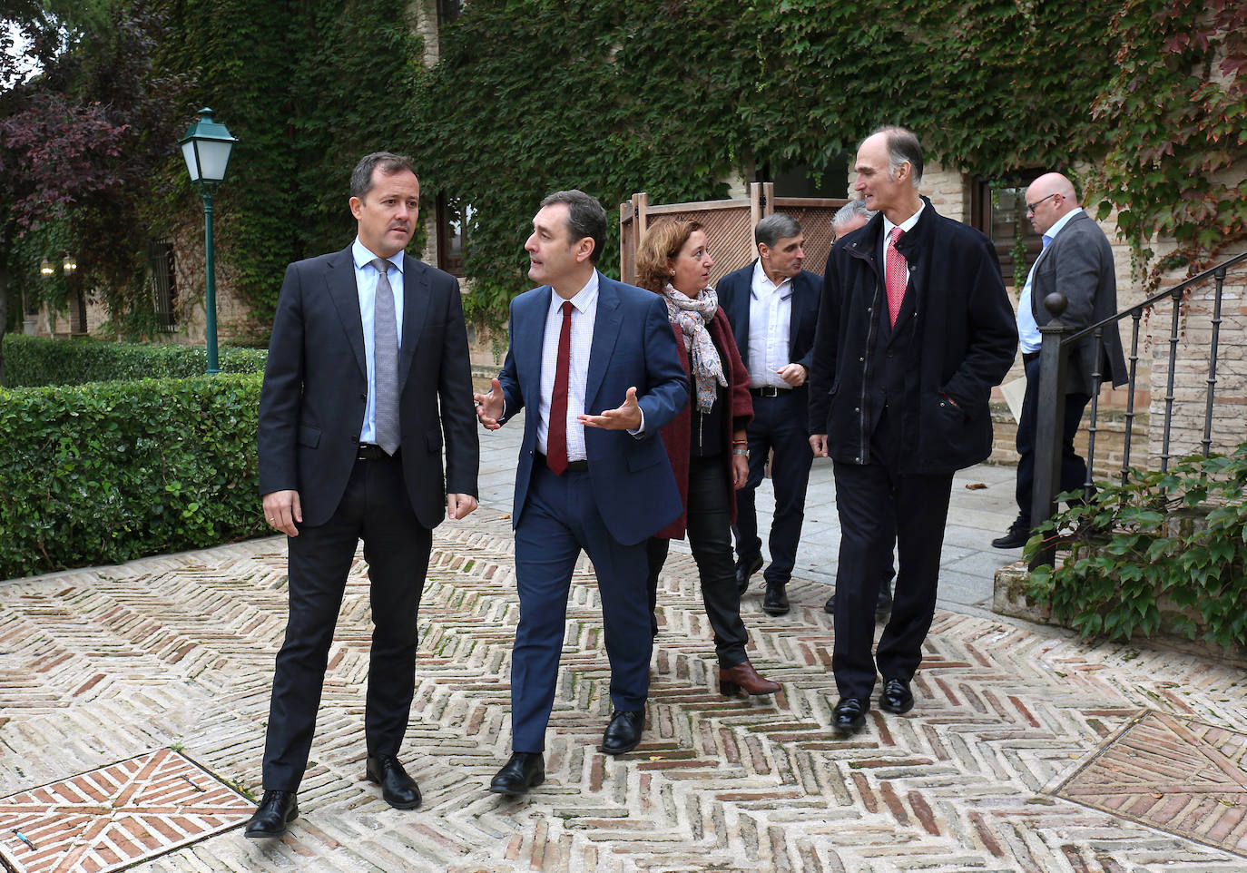 Carlos Velázquez conversa con el delegado del Gobierno, Francisco Tierraseca