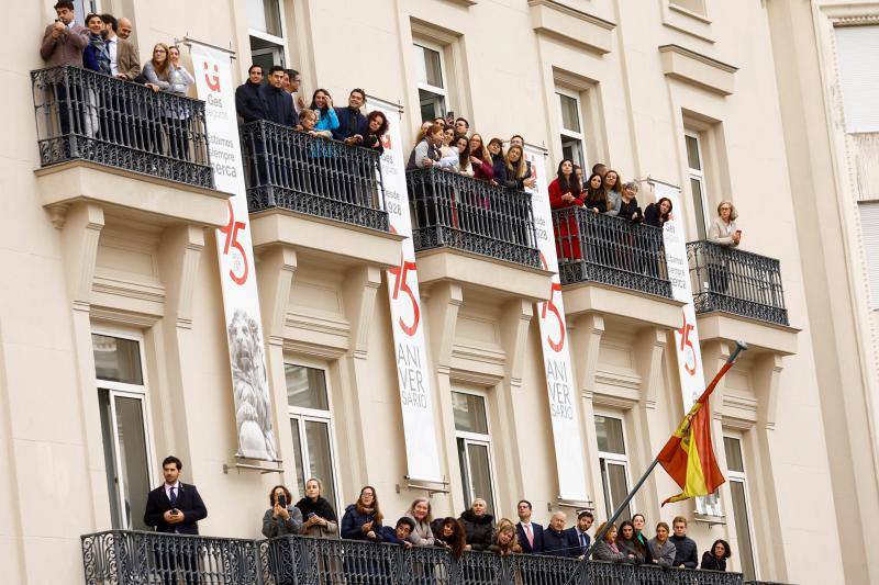 Los balcones frente al Congreso de los Diputados repletos de gente para ver a la Princesa