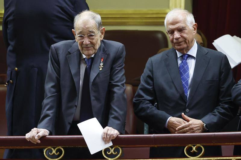 El alto representante de la Unión para Asuntos Exteriores y Política de Seguridad de la UE, Josep Borrell (d), y uno de sus predecesores en el cargo Javier Solana (i)