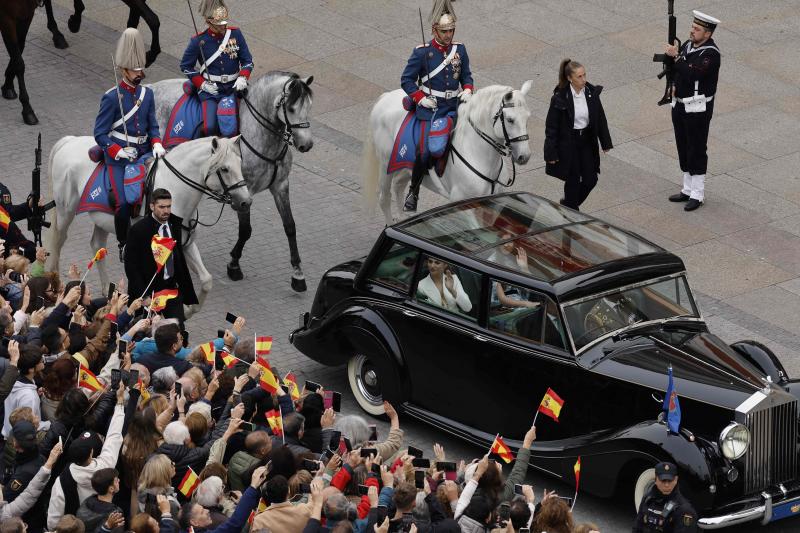 La Princesa Leonor, junto a su hermana, la Infanta Sofía,  a su llegada al Palacio Real a bordo de unos de los dos Rolls Royce Phamton IV, vehículos históricos de Casa Real