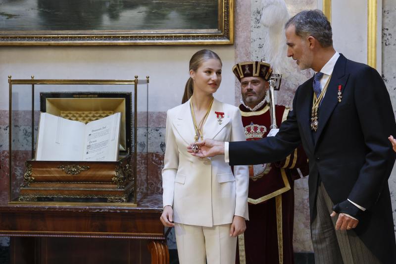 La Princesa Leonor (c), en presencia de los Reyes de España, Felipe VI y Letizia, y su hermana, la infanta Sofia (d), es ovacionada sonríe tras serle impuestas las Medallas del Congreso y Senado