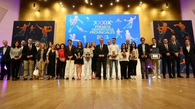 El presidente de la Diputación de Alicante, Toni Pérez, junto a todos los premiados en la Gala del Deporte.