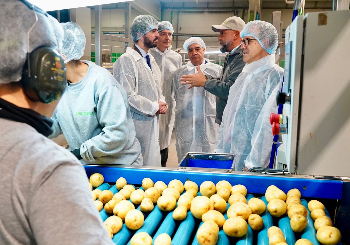 El vicepresidente de la Junta, Juan García-Gallardo, visita las instalaciones de la empresa Patatas Hijolusa en León