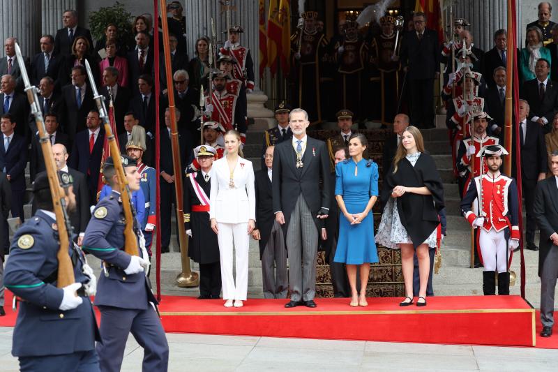 La Familia Real, a la salida del Congreso, tras la jura de la Princesa Leonor