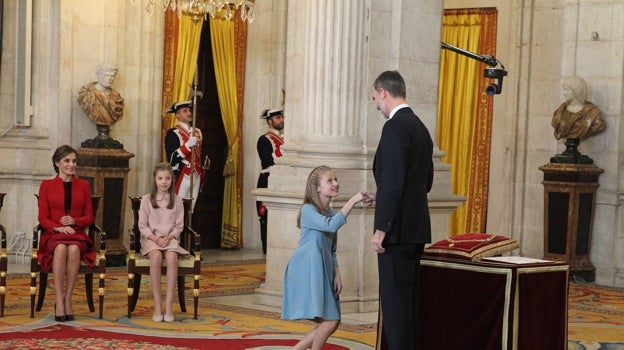 El Rey Felipe VI entrega a la Princesa Leonor el collar de la Orden del Toisón de Oro