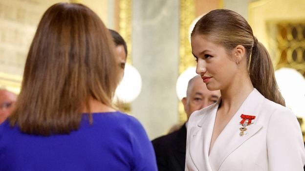 Leonor luce en la solapa de su traje la insignia del Toisón de Oro durante la jura de la Constitución