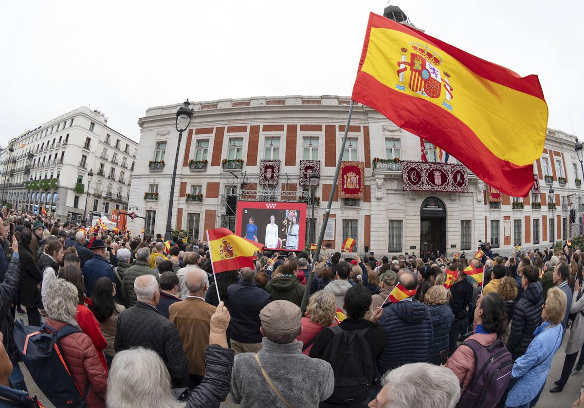 Decenas de madrileños vieron en las pantallas gigantes de Sol la jura de la Constitución de la Princesa