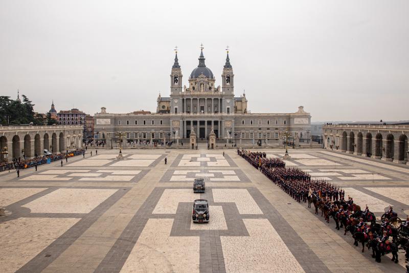 La Familia Real, a su llegada a Palacio, en dos Rolls Royce escoltados por la Guardia Real