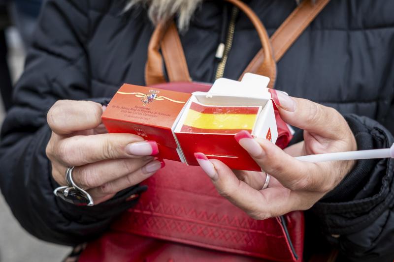 Un trozo de tarta cocinado especialmente para la ocasión que se ha repartido en Madrid