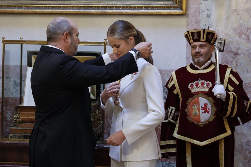 El presidente del Senado, Pedro Rollán, coloca a la Princesa Leonor (c) la heredera al trono las Medallas del Senado en el escritorio del Congreso