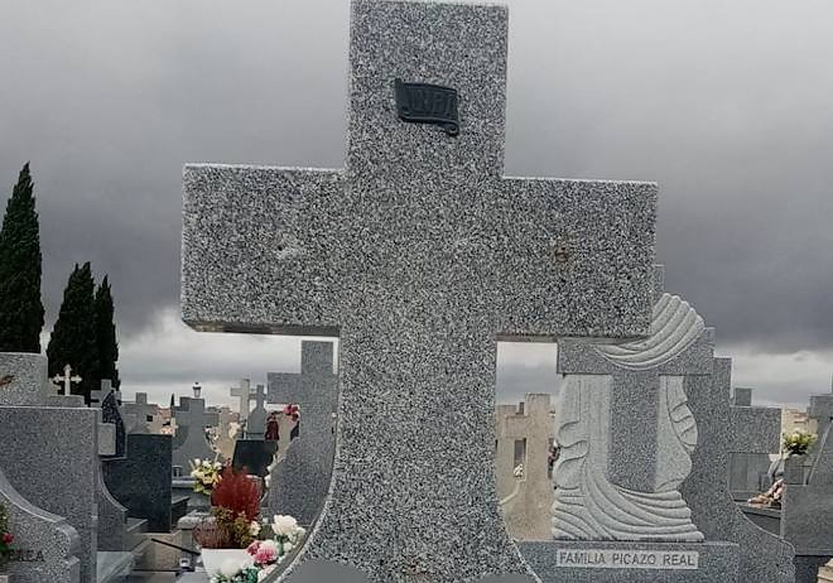 Una de las sepulturas afectadas