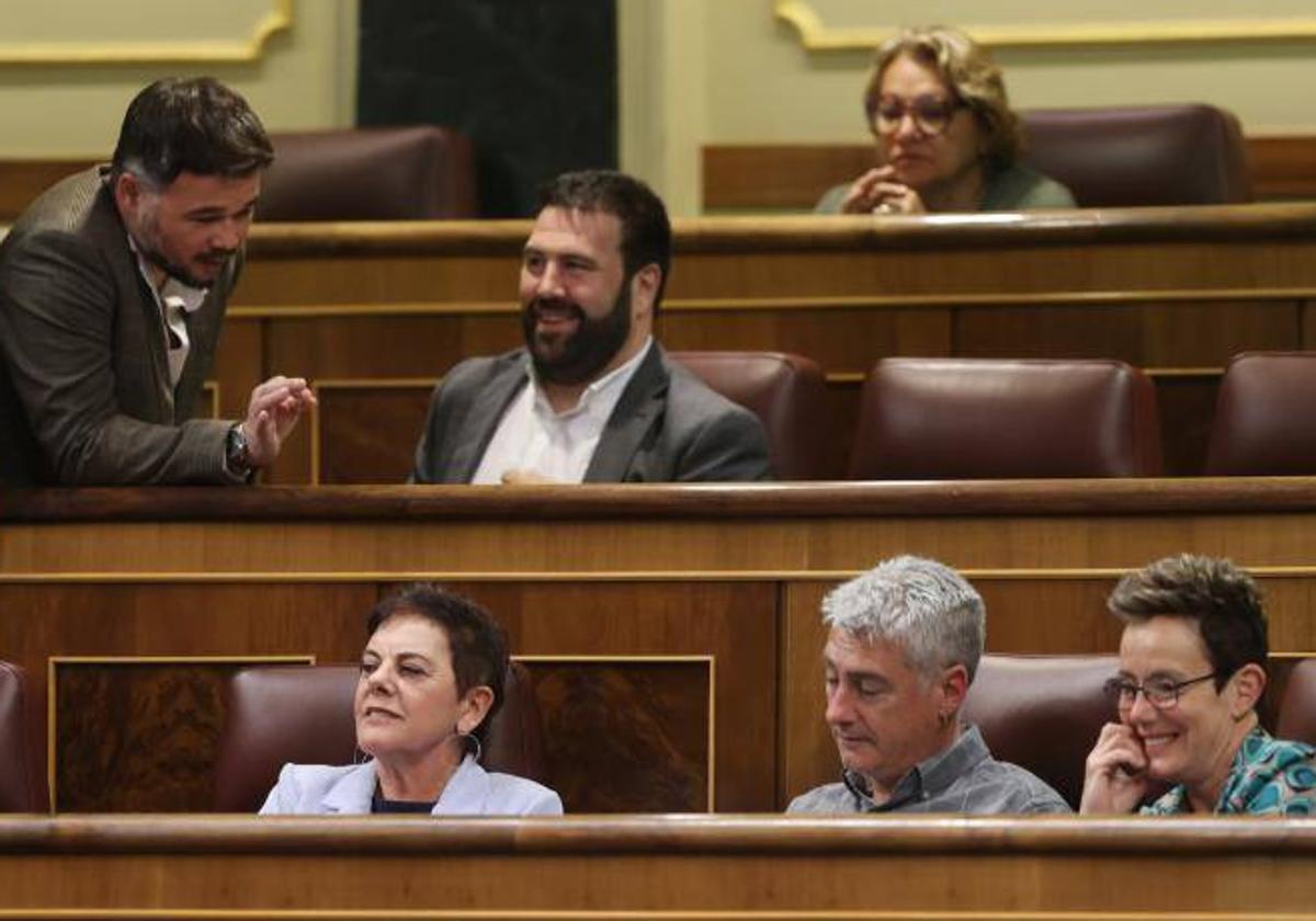 El portavoz de ERC, Gabriel Rufián, junto a varios diputados de EH Bildu en el Congreso