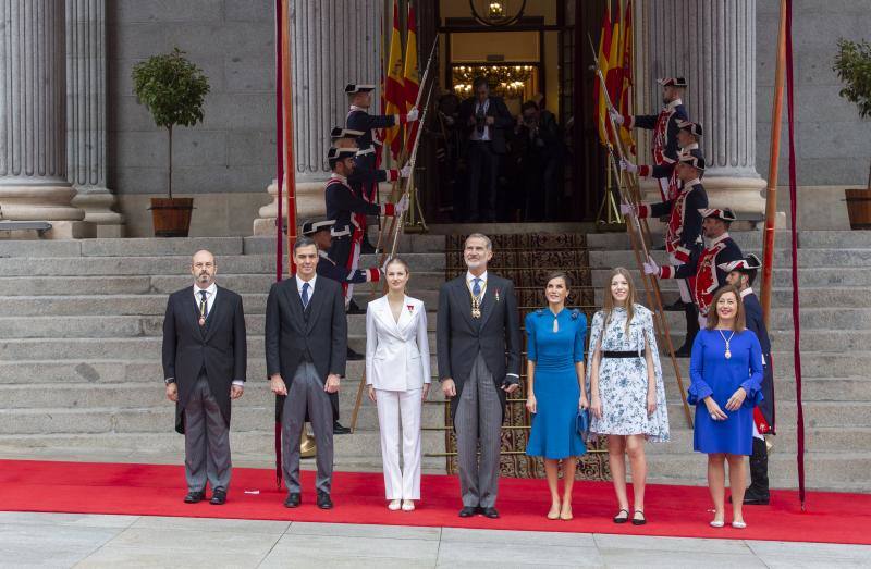 Los reyes de España, Felipe VI (c) y Letizia (3d), la princesa Leonor (3i) y la infanta Sofía (2i), acompañados por el presidente del Gobierno, Pedro Sánchez (2i), y los presidentes del Senado, Pedro Rollán (i), y del Congreso, Francina Armengol (d)