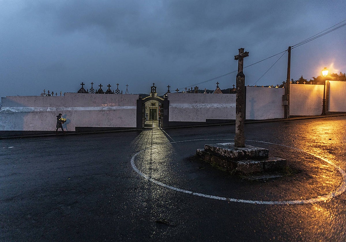 Aspecto que presentaba esta tarde la fachada del cementerio de Mogor, en O Barqueiro