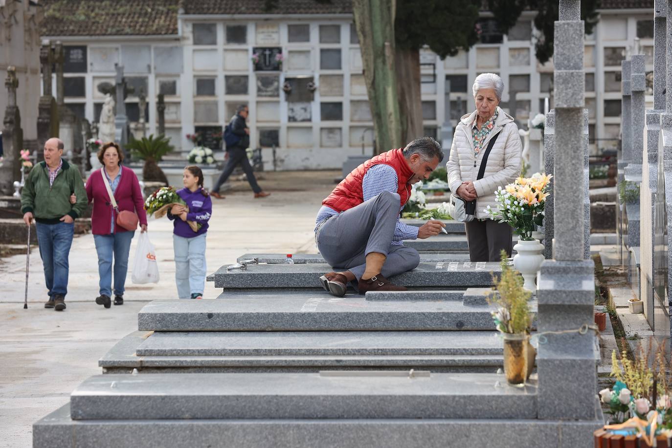Fotos: Los cementerios de Córdoba se llenan de vida el Día de Todos los Santos