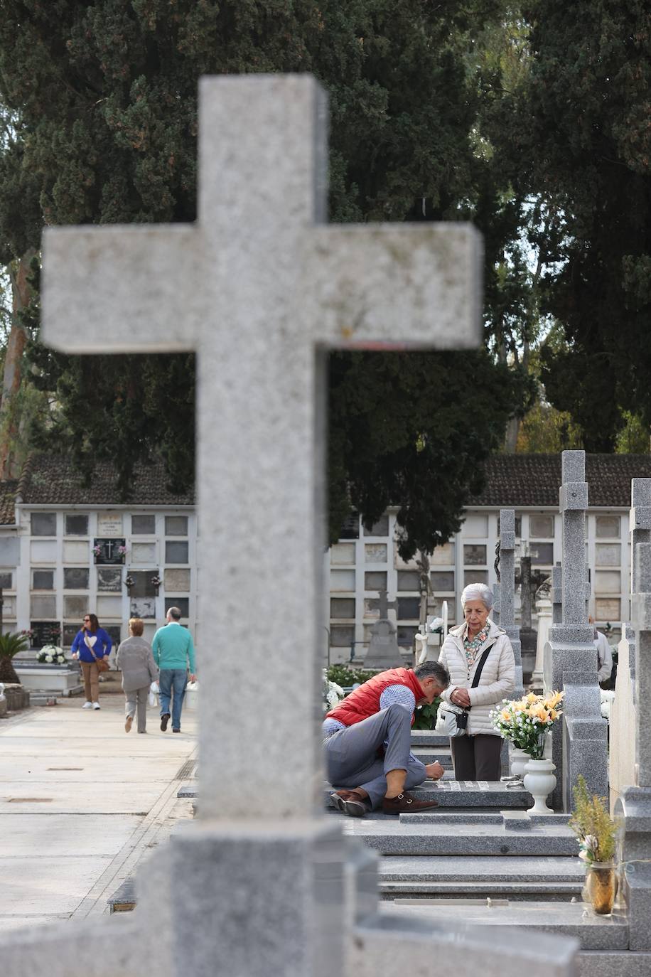 Fotos: Los cementerios de Córdoba se llenan de vida el Día de Todos los Santos