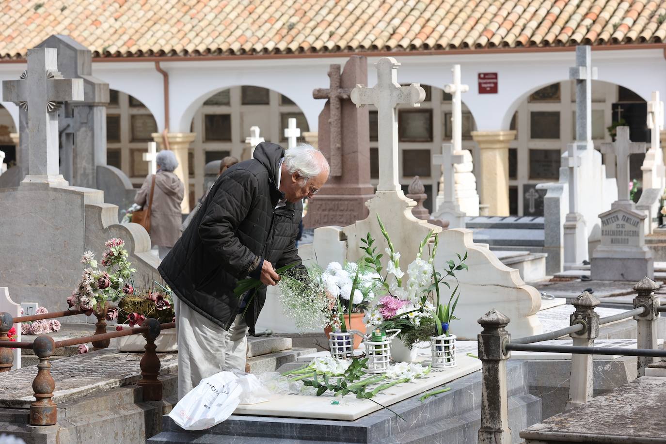 Fotos: Los cementerios de Córdoba se llenan de vida el Día de Todos los Santos