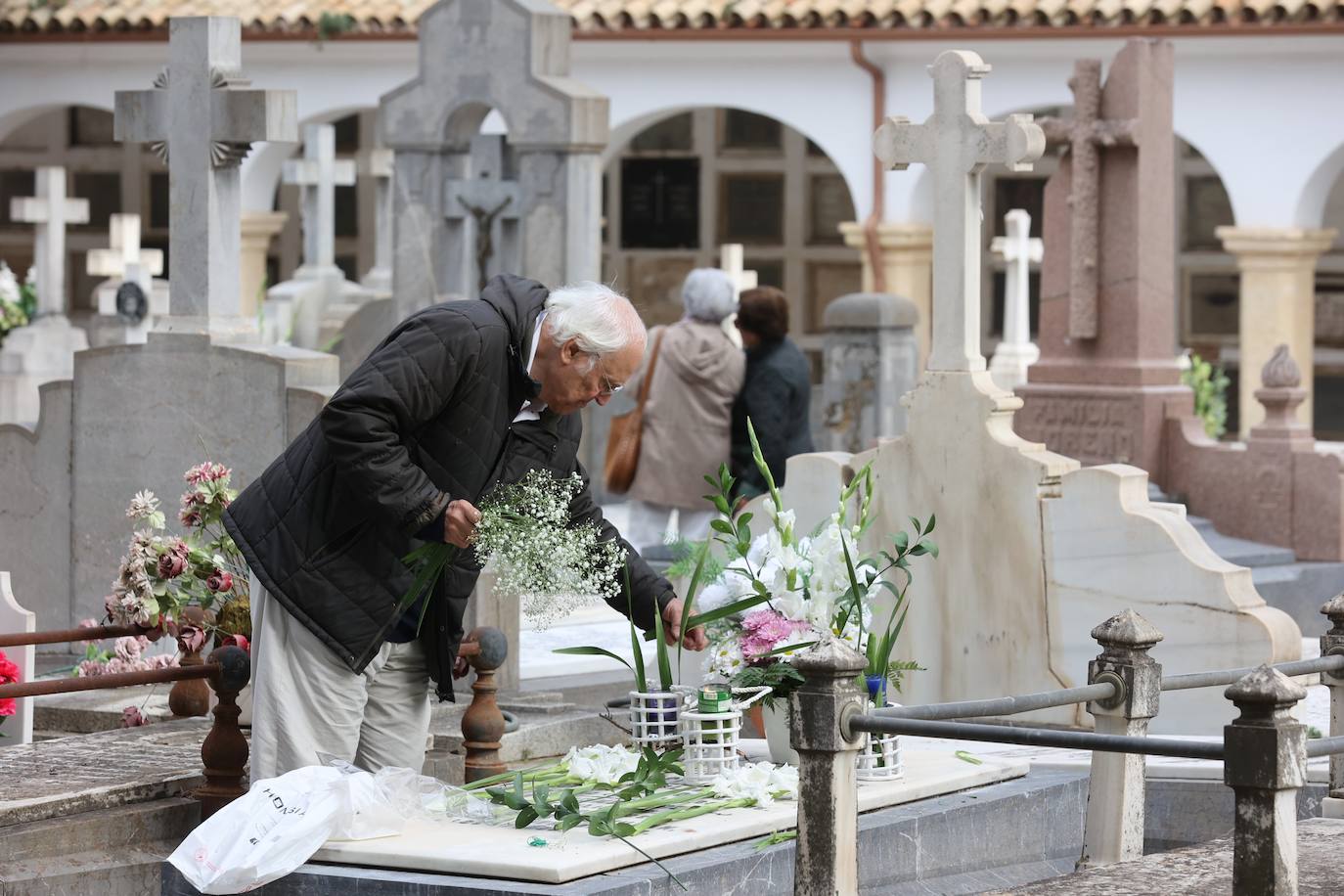 Fotos: Los cementerios de Córdoba se llenan de vida el Día de Todos los Santos