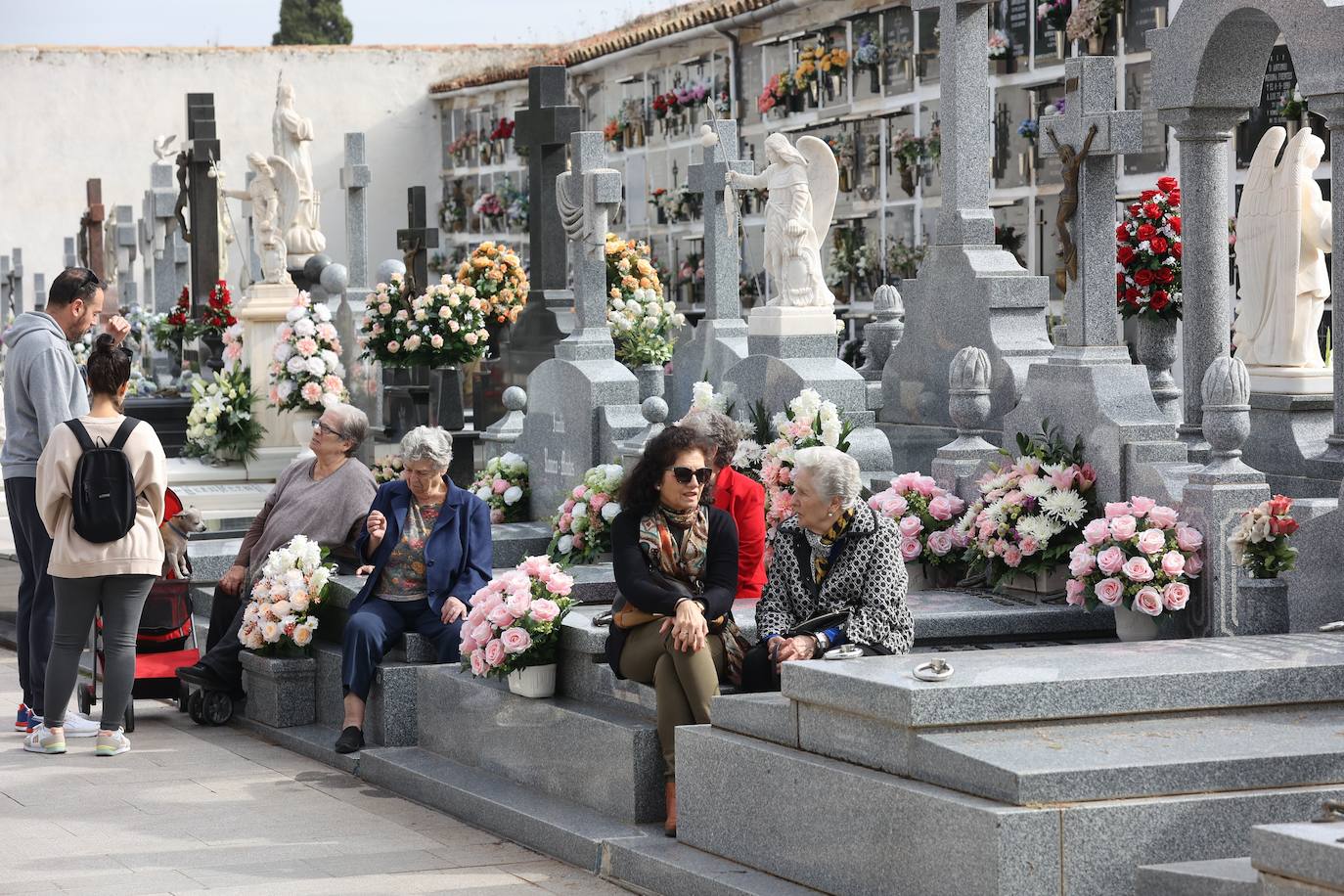 Fotos: Los cementerios de Córdoba se llenan de vida el Día de Todos los Santos