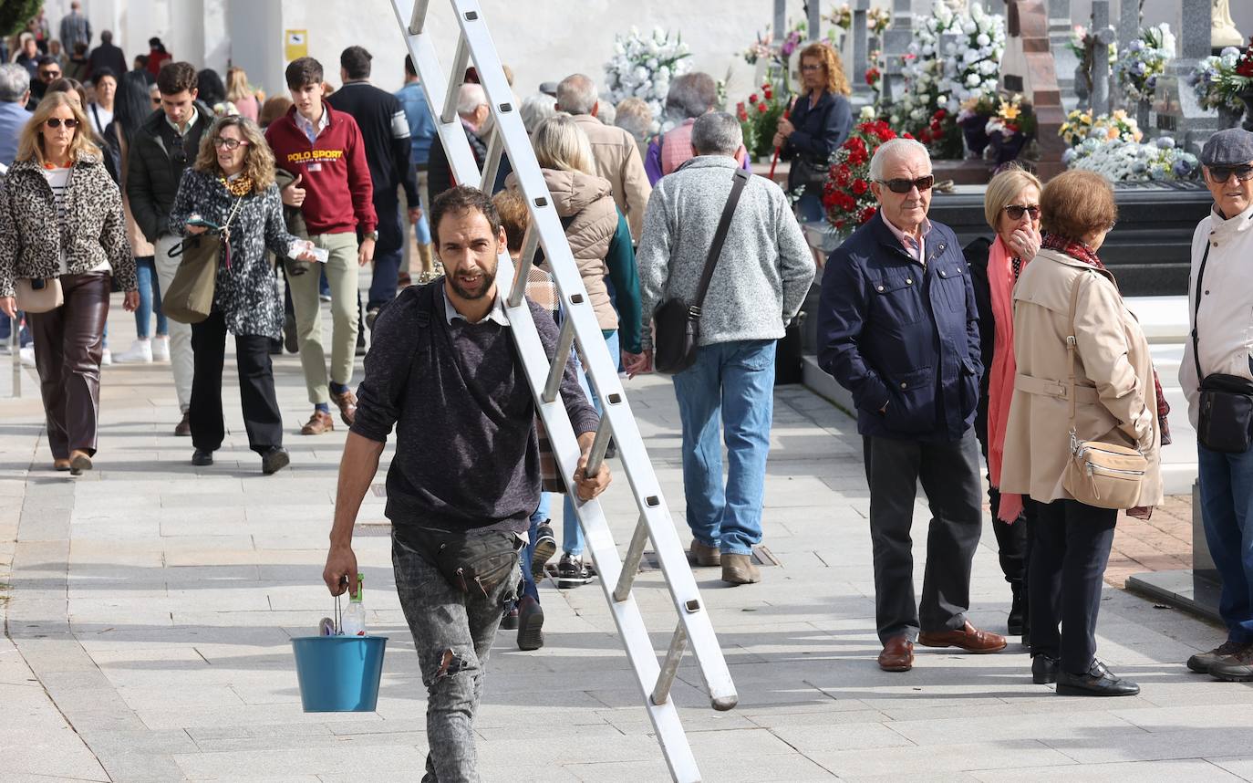 Fotos: Los cementerios de Córdoba se llenan de vida el Día de Todos los Santos
